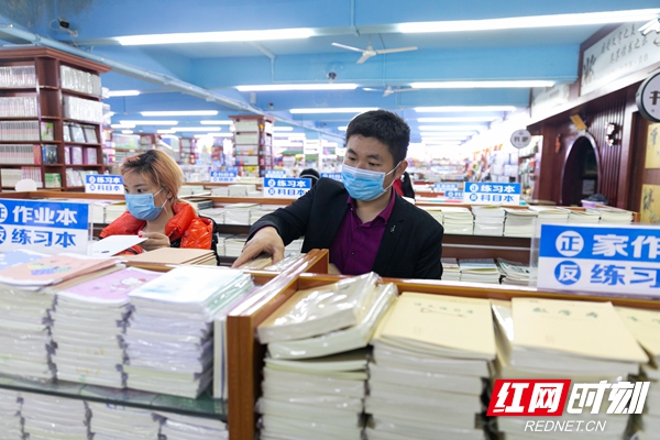 市民挑选书籍。