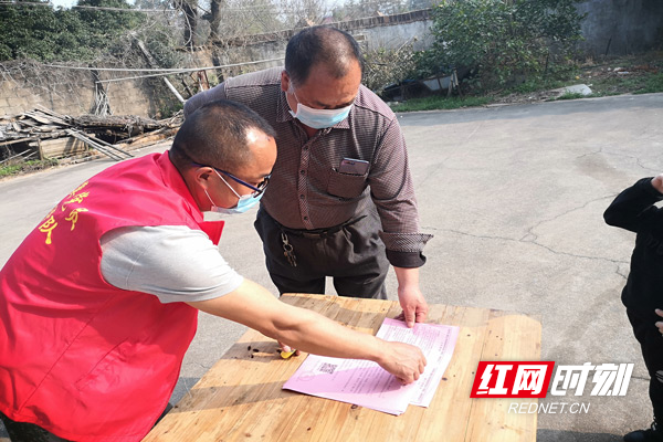 党员正在为联户村民讲解注意事项.jpg 党员正在为联户村民讲解注意事项.jpg