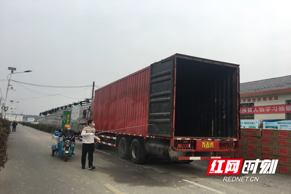 装箱前对车厢里面进行全面消毒.jpg 装箱前对车厢里面进行全面消毒.jpg