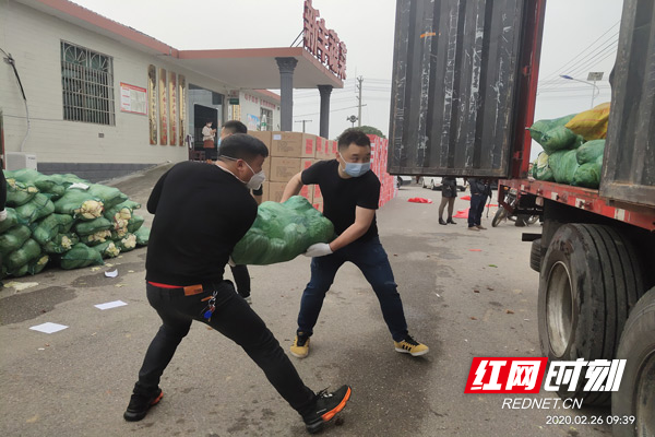 志愿者们正在搬运爱心物资.jpg 志愿者们正在搬运爱心物资.jpg
