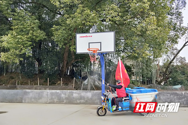 简易改装“三轮消毒车”灵活轻巧.jpg