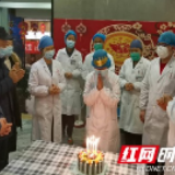 医生忙到忘了自己生日 街道送来一个“大礼”瞬间泪目