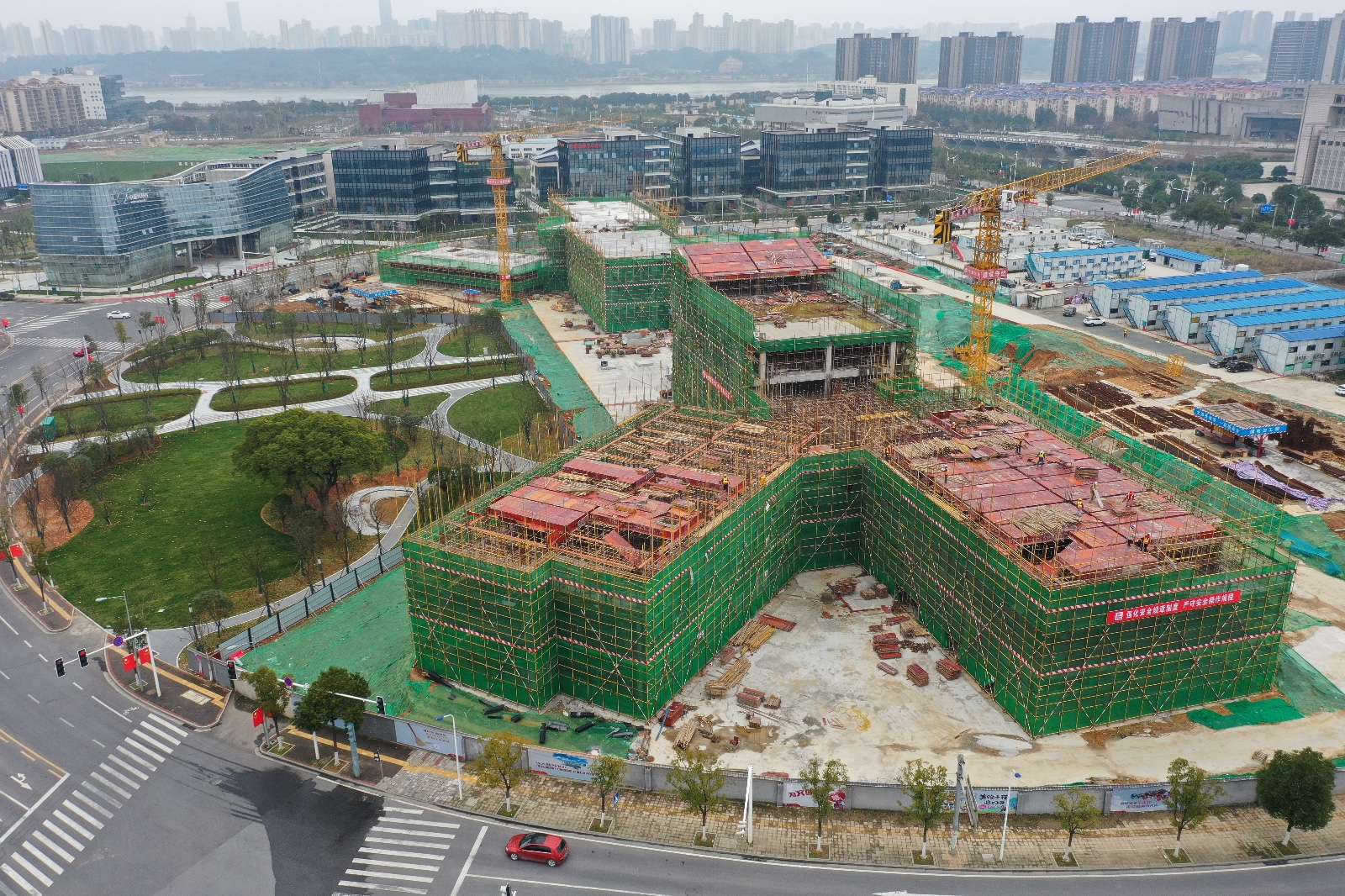 2日下午，岳麓山国家大学科技城中建智慧谷项目建设现场，戴着口罩的工人们在紧张忙碌，中建智慧谷项目初现雏形。照片均为长沙晚报全媒体记者 王志伟 摄