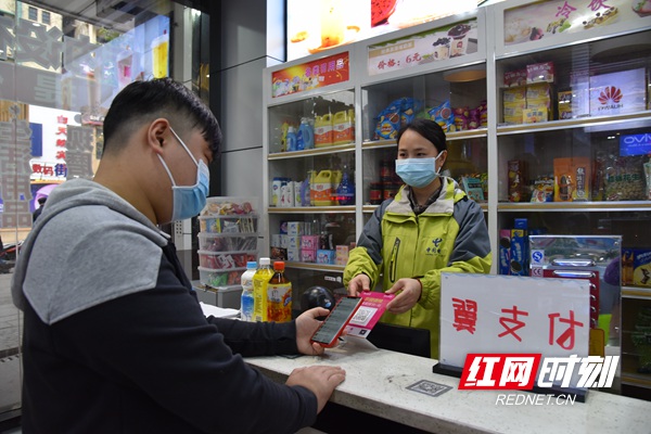 疫情期间，店长周鹂鹃坚守岗位，做实做细疫情防控和服务工作。_副本.jpg