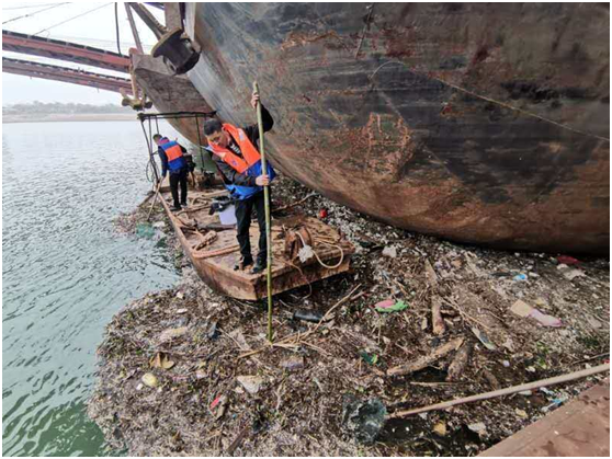 衡南做好船舶安全停泊区保洁工作确保行洪安全