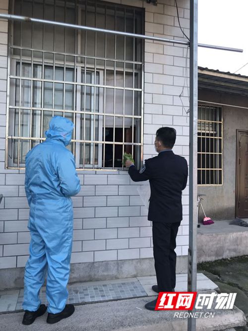 李建福为社区矫正人员送物资.jpg
