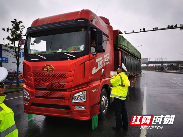 图三：检查货车.jpg