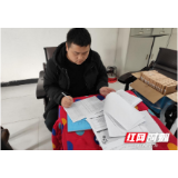 保靖：大学生村主干村头抗疫 做好健康守护者
