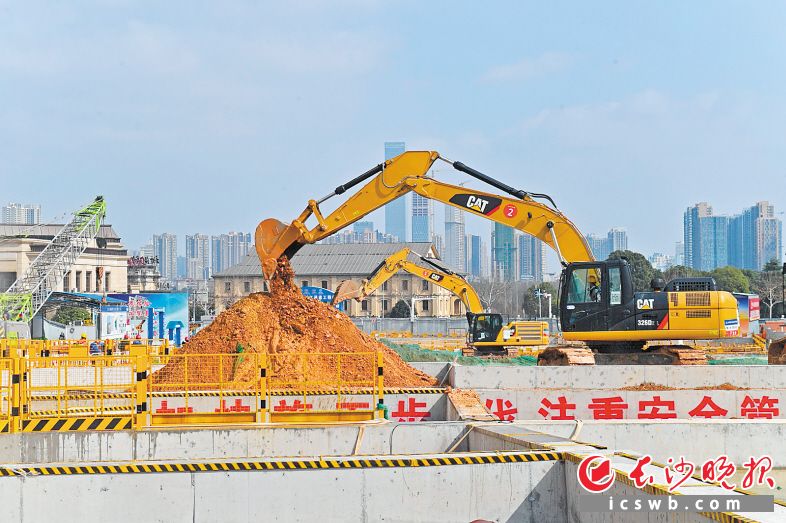 　　湘雅路过江通道项目建设现场采取人员分散施工作业、机械设备作业为主的方式，减少人员聚集。长沙晚报全媒体记者 王志伟 摄