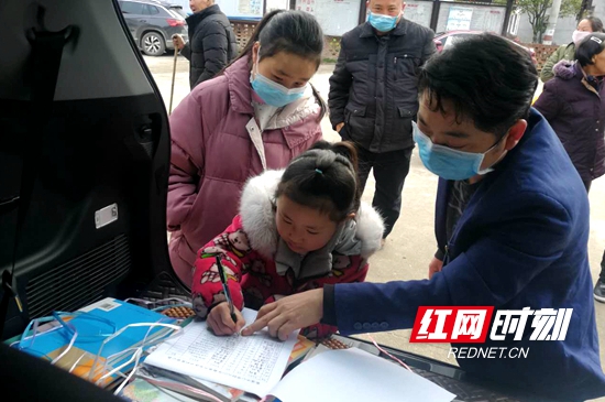 教师志愿者上门为学生发放教科书。.jpg