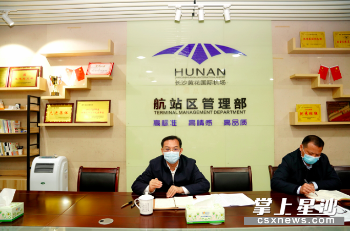 图为沈裕谋（中）在会上讲话。 盛磊 摄