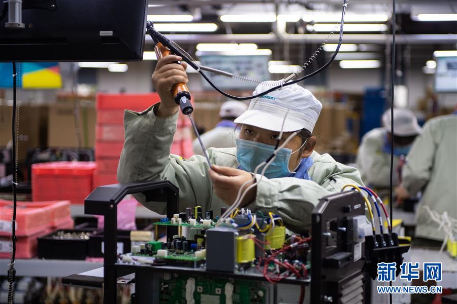 3月3日，工人在株洲市天元区株洲麦格米特电气有限责任公司工作。 近日，湖南省株洲市各大企业在做好防疫工作的同时陆续复工。截至3月2日，株洲市规模以上工业企业复工近1500家，复工率超过90%。 新华社发（陈思汗 摄）
