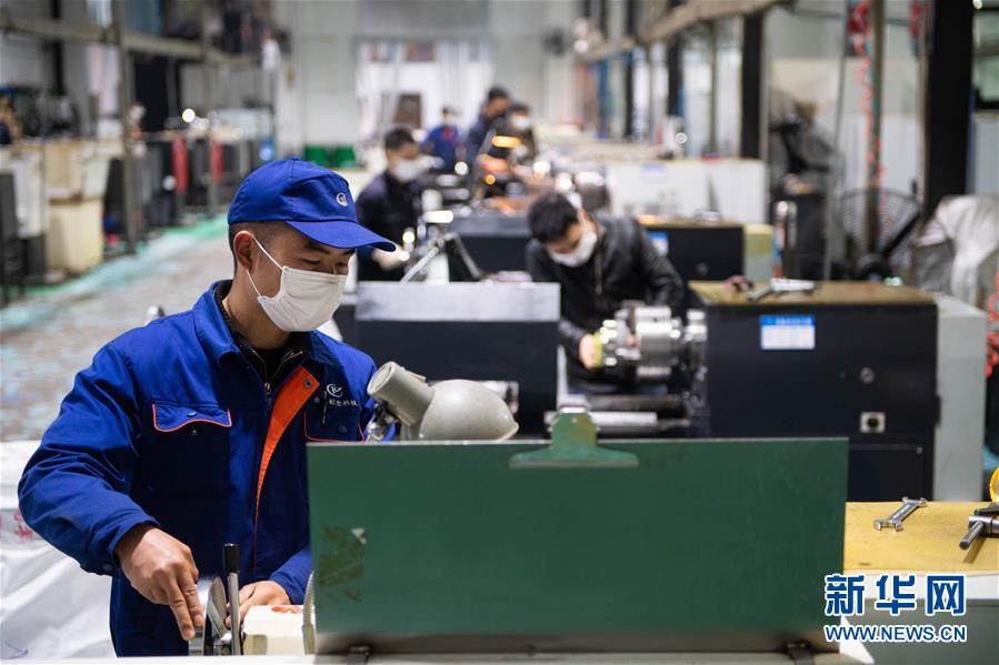 3月3日，工人在株洲市天元区株洲麦格米特电气有限责任公司工作。 近日，湖南省株洲市各大企业在做好防疫工作的同时陆续复工。截至3月2日，株洲市规模以上工业企业复工近1500家，复工率超过90%。 新华社发（陈思汗 摄）