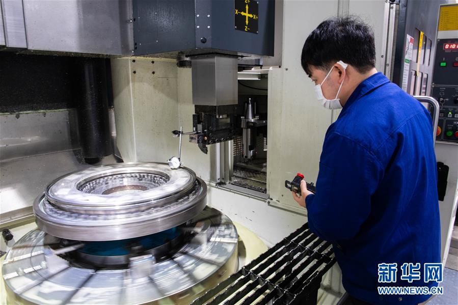 3月3日，工人在株洲市天元区株洲麦格米特电气有限责任公司工作。 近日，湖南省株洲市各大企业在做好防疫工作的同时陆续复工。截至3月2日，株洲市规模以上工业企业复工近1500家，复工率超过90%。 新华社发（陈思汗 摄）