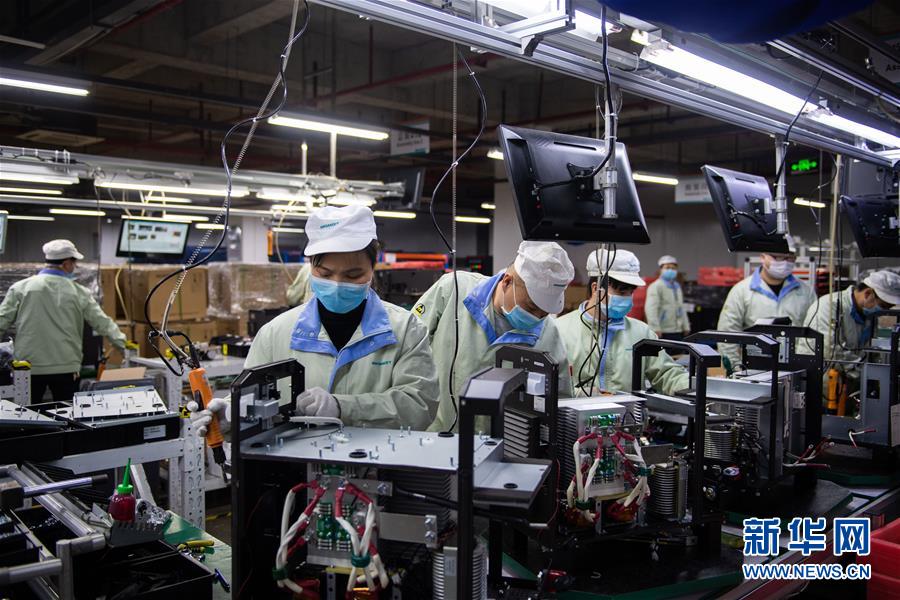 3月3日，工人在株洲市天元区株洲麦格米特电气有限责任公司工作。 近日，湖南省株洲市各大企业在做好防疫工作的同时陆续复工。截至3月2日，株洲市规模以上工业企业复工近1500家，复工率超过90%。 新华社发（陈思汗 摄）