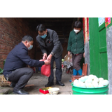 “爱心桶”帮贫困户渡过难关