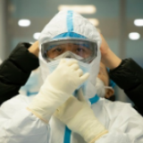 武汉大决战：命悬一线女孩争论中被救活 90多危重症到关键时刻