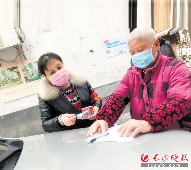 　　作为社区卫健专干，入户排查是周萍（左）每天的工作。                        均为市文明办供图