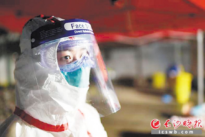 　　吴辉在洗消现场执行任务。