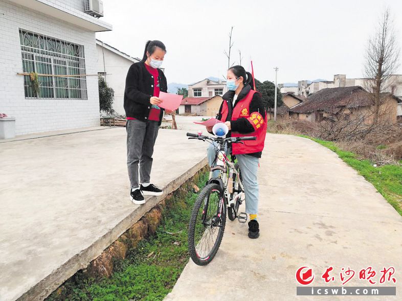 　　吴海（右）奔忙在乡村防疫一线。