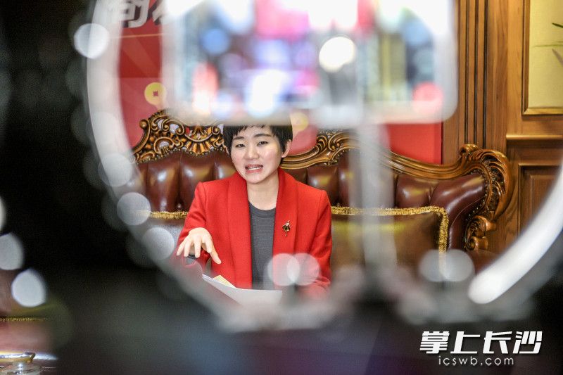 受新冠肺炎疫情影响，在曾以传统市场业态为主的三湘南湖大市场，“到网上去”成为这个春天越来越多老板们的主动选择。 长沙晚报全媒体记者 陈飞 摄 