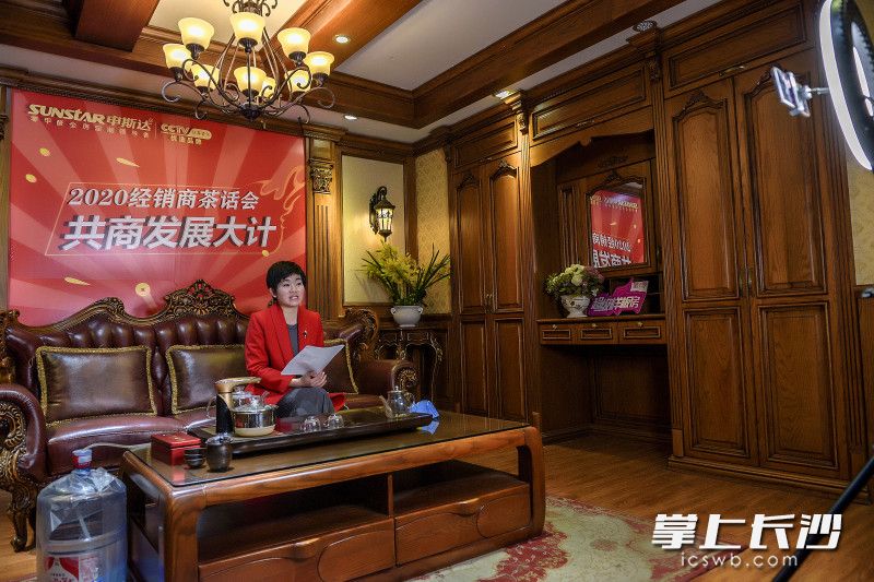 受新冠肺炎疫情影响，在曾以传统市场业态为主的三湘南湖大市场，“到网上去”成为这个春天越来越多老板们的主动选择。 长沙晚报全媒体记者 陈飞 摄