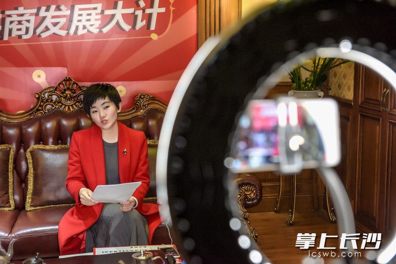 受新冠肺炎疫情影响，在曾以传统市场业态为主的三湘南湖大市场，“到网上去”成为这个春天越来越多老板们的主动选择。 长沙晚报全媒体记者 陈飞 摄