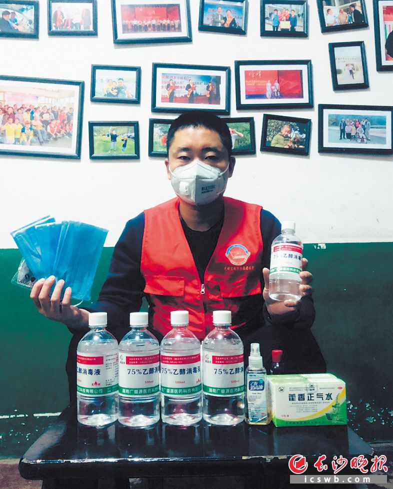 汤俊杰凭着一双义肢，当起忧心乡亲的“急先锋”，第一时间拿到口罩1.6万个。