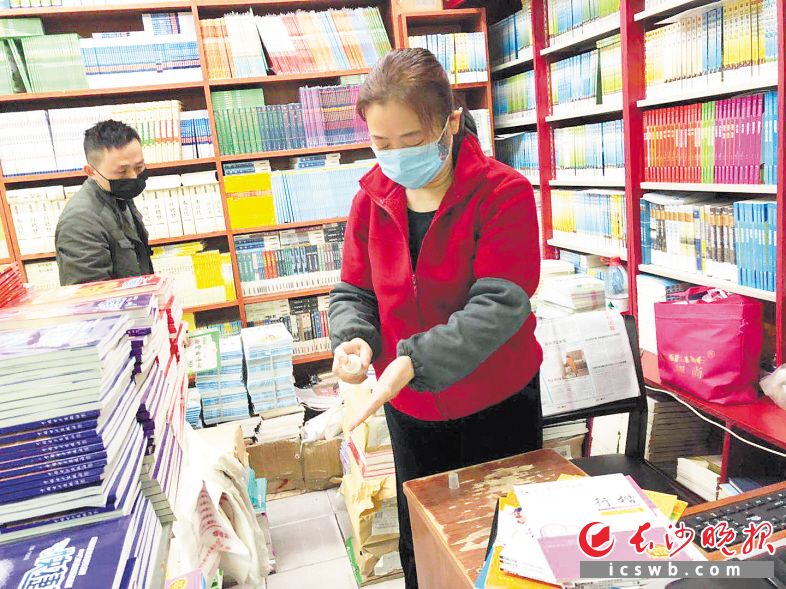 　　定王台书市的商户们自觉进行消毒。长沙晚报通讯员 方彬 摄