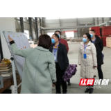 湖南桃源：驻企联络员当好企业发展的监督员和服务员