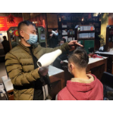 学雷锋在行动 望城一美发店17年免费为老弱群体理发