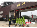 桃花江畔的那一抹靓丽“迷彩”