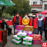 “红马甲”齐上阵 社区唱响雷锋精神