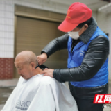 “家政员”化身“活雷锋” 为孤寡老人上门服务