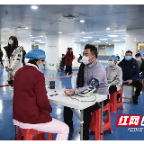 学习雷锋精神献热血 湖南白衣天使为爱加油