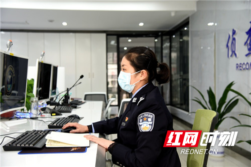 3、李霞在合成作战中心研判线索.jpg