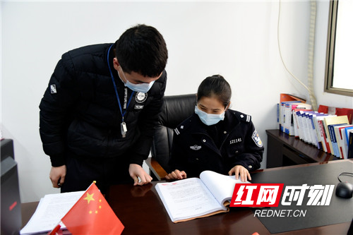 5、吴双良指导年轻民警办案.jpg