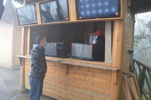 图为督查组李勇正在询问景区内小吃售卖点疫情防控责任落实情况.