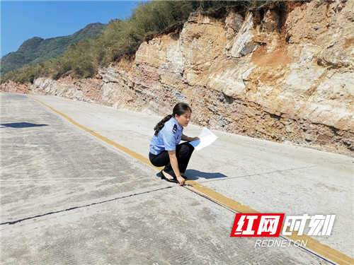 10、谢辉在测路面坡度，排查隐患.jpg