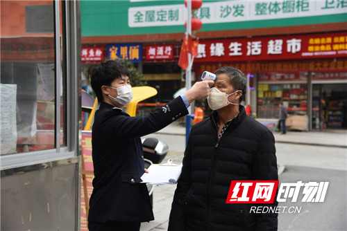 7张娟娟在小区执勤，为进出人员测体温.jpg