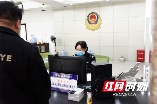 1、徐鸣在办证大厅为群众办理证件.jpg