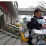 董倩对话武汉网格员“药袋哥”：急！急！急！身上挂满药物 心中装着病人