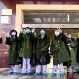 视频丨为何常德新冠肺炎患者出院时都穿着军大衣？背后原因很暖心