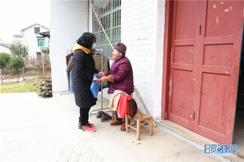 杨葵走访贫困户刘桃英老人.jpg