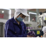 她到华容这家企业上班后，忍不住给姐妹们打了电话……