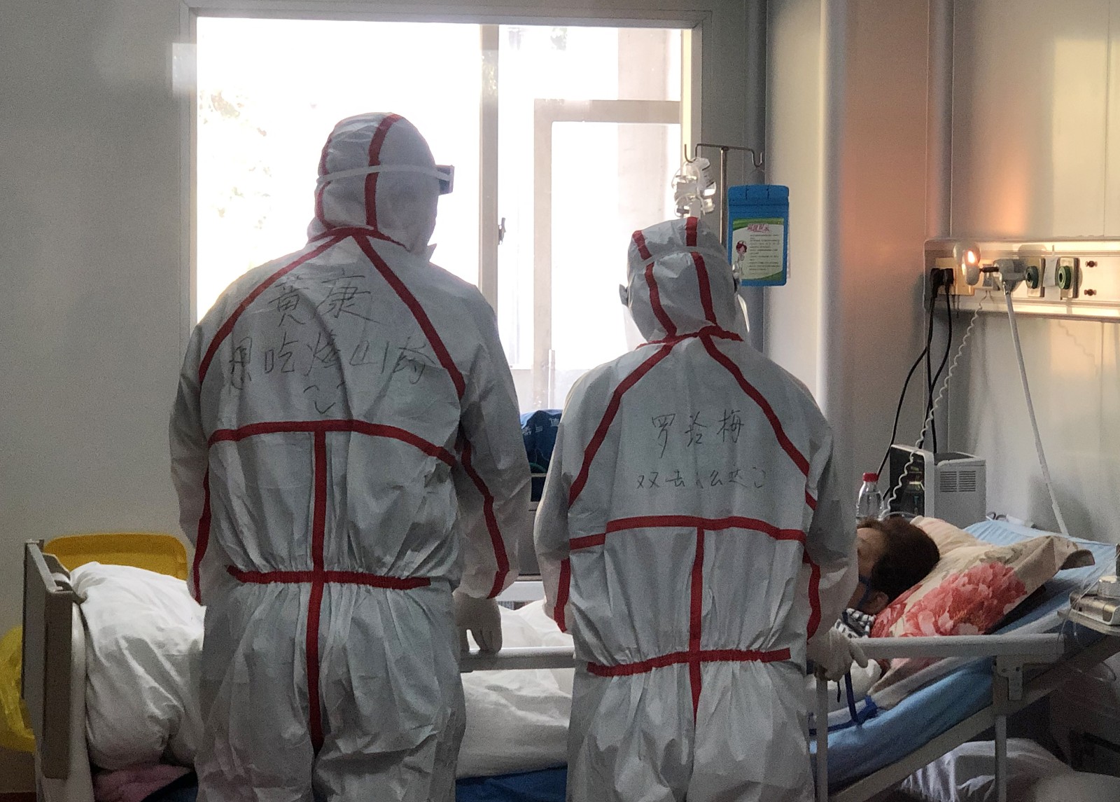 1月27日，医护人员在查看47床病人。市一医院 供图