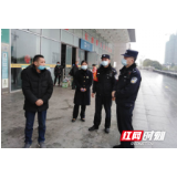 男子返工未果滞留石门 铁警发现助其回家