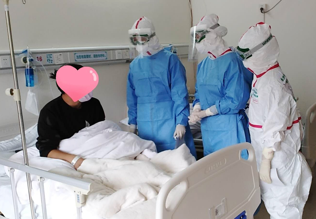 医护人员在病区查房。市一医院 供图