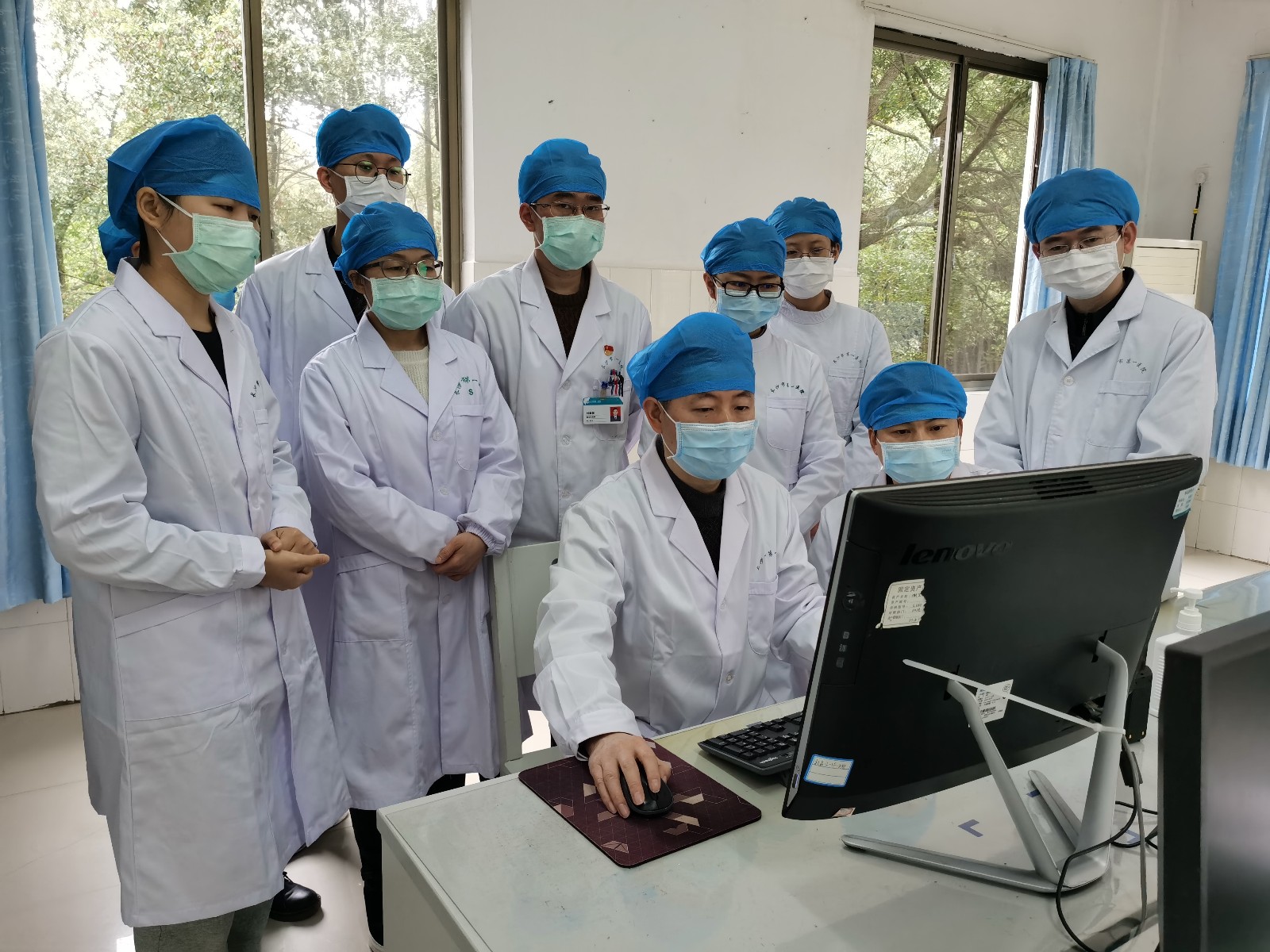 周志国组织医护人员开展病例讨论。市一医院 供图