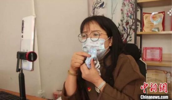谭艳林为“织女”讲解展示编织要领。　受访者供图 